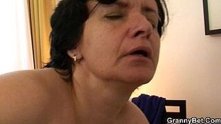 He brings granny tourist home and bangs her - porn video